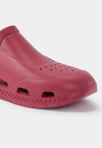 BOSS TITANIUM UNISEX - Mulas - bright pink