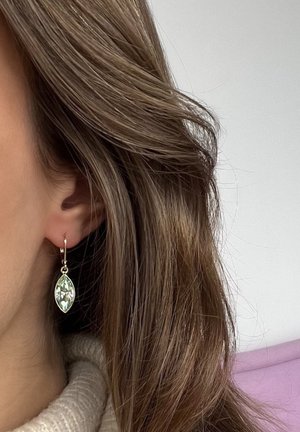 Gouden oorbellen met een marquise-vormige groene edelsteen, met een delicate haakontwerp en een gladde afwerking.