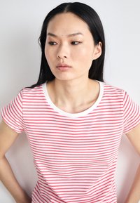 Mads Nørgaard STRIPE TEASY TEE - Marškinėliai su spaudiniu - brilliant white/geranuim