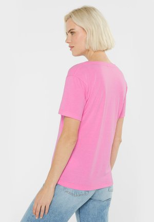 Rosa Kurzarm-T-Shirt mit lockerem Schnitt und rundem Halsausschnitt. Der Stoff wirkt weich, glatt und leicht, ergänzt durch einfache Nähte.
