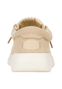 Beige Wildledersneaker mit gepolstertem Schaft, beigem gemustertem Futter und weißer Sohle. Logo geprägt auf der Ferse mit dekorativen Stichtdetails.