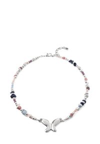 Collar con colgante de mariposa de plata que presenta cuentas multicolores en tonos de rosa, azul y morado, con acentos de plata y un broche.