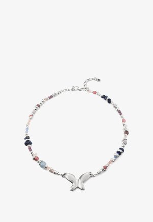 Collar con colgante de mariposa de plata que presenta cuentas multicolores en tonos de rosa, azul y morado, con acentos de plata y un broche.