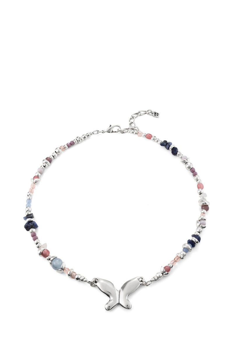 Collar con colgante de mariposa de plata que presenta cuentas multicolores en tonos de rosa, azul y morado, con acentos de plata y un broche.