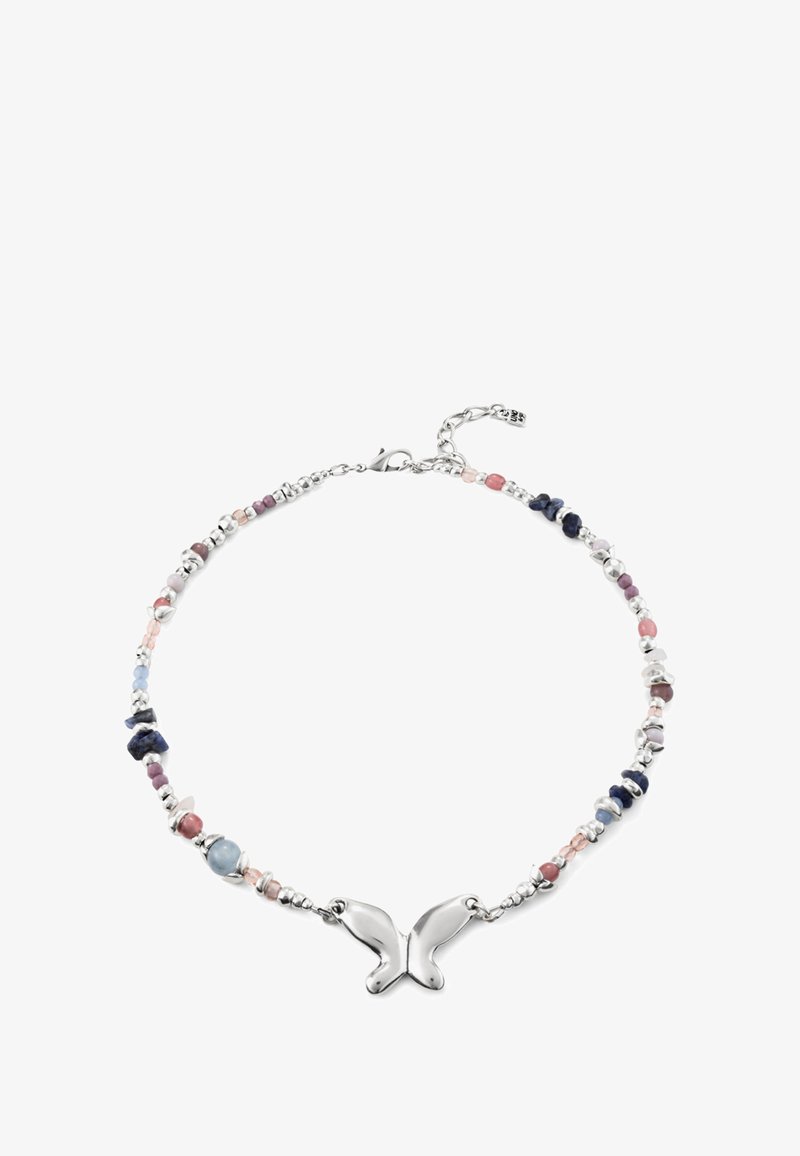Collar con colgante de mariposa de plata que presenta cuentas multicolores en tonos de rosa, azul y morado, con acentos de plata y un broche.