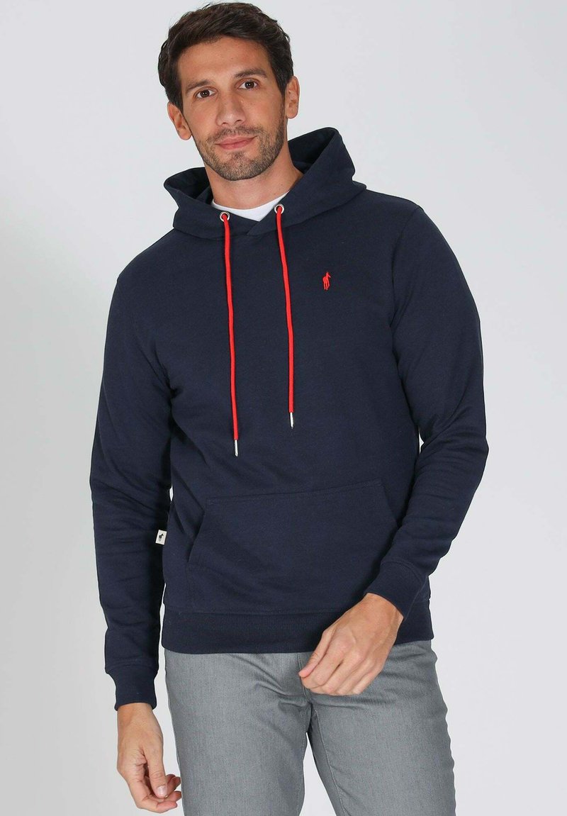 Hoodie bleu marine en coton, avec des cordons rouges, une poche kangourou à l'avant et un petit logo brodé sur la poitrine.