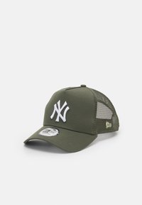 Casquette de baseball vert olive avec un logo brodé blanc, panneaux latéraux en mesh et une visière incurvée. Présente un label de marque circulaire à l'avant.