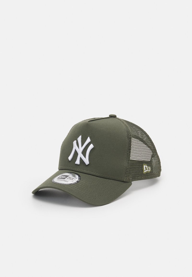 Casquette de baseball vert olive avec un logo brodé blanc, panneaux latéraux en mesh et une visière incurvée. Présente un label de marque circulaire à l'avant.