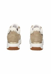 Sneaker in suede beige e pelle bianca con un accento dorato sul tallone, dotate di una spessa suola bianca e suola in gomma con trazione.