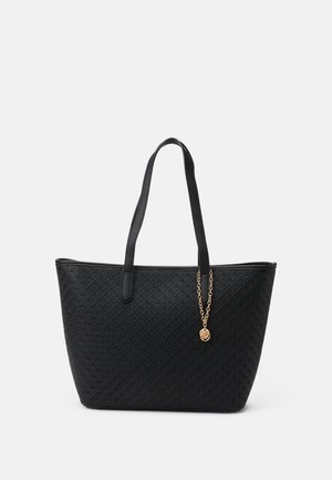 Saco de mão preto com um padrão texturizado, duas alças longas e um detalhe em corrente dourada com um charm anexado. Feito a partir de material durável.