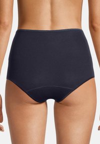 Mutande a vita alta di un blu navy scuro con una texture liscia, una cintura elastica e senza cuciture visibili, che offrono una copertura completa in un design minimalista.