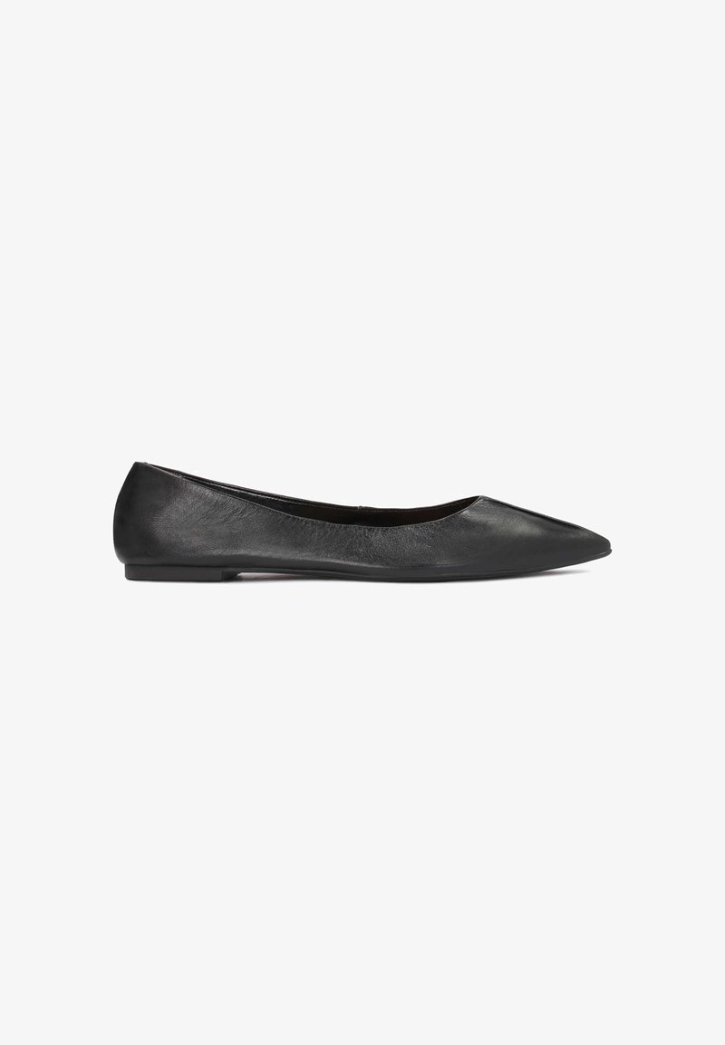 Bailarinas de cuero negro con punta afilada, textura suave y suela plana. Diseño minimalista sin herrajes o acentos visibles.