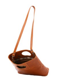 Borsa tote in pelle di un caldo arancione con texture liscia. Presenta manici superiori doppi e foderatura interna a quadri. Corpo a forma inclinata con ritagli laterali.