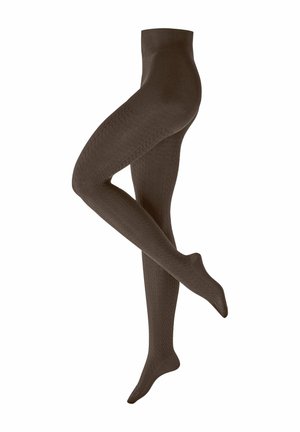 Brune kabelstrikkede teksturerede strømpebukser vist med det ene ben krydset over det andet på en hvid baggrund.