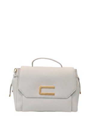 Hellgraue strukturierte Lederhandtasche mit oberem Griff, Klappverschluss und goldfarbenem rechteckigem Emblem vorne.
