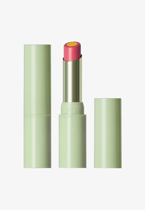 Grüner zylindrischer Lippenbalsambehälter, Deckel entfernt, mit rosa Lippenprodukt und gelbem Akzent oben. Glatte, glänzende Oberfläche.