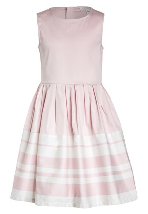 Bezrękawna jasnoróżowa sukienka z dopasowanym gorsetem, plisowaną spódnicą i naprzemiennymi białymi i różowymi poziomymi paskami w pobliżu dołu.