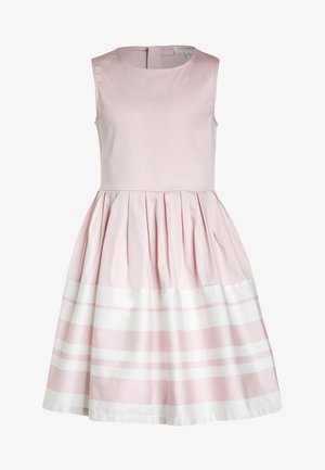 Ärmelloses, hellrosa Kleid mit tailliertem Oberteil, plissiertem Rock und abwechselnden weißen und rosa horizontalen Streifen nahe dem Saum.