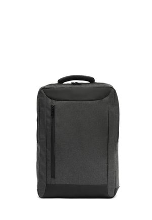 Grau farbener Stoffrucksack mit einer strukturierten Oberfläche, vorderer Reißverschlusstasche, robustem Griff und einem schwarzen Bodenpaneel für Langlebigkeit und Stabilität.
