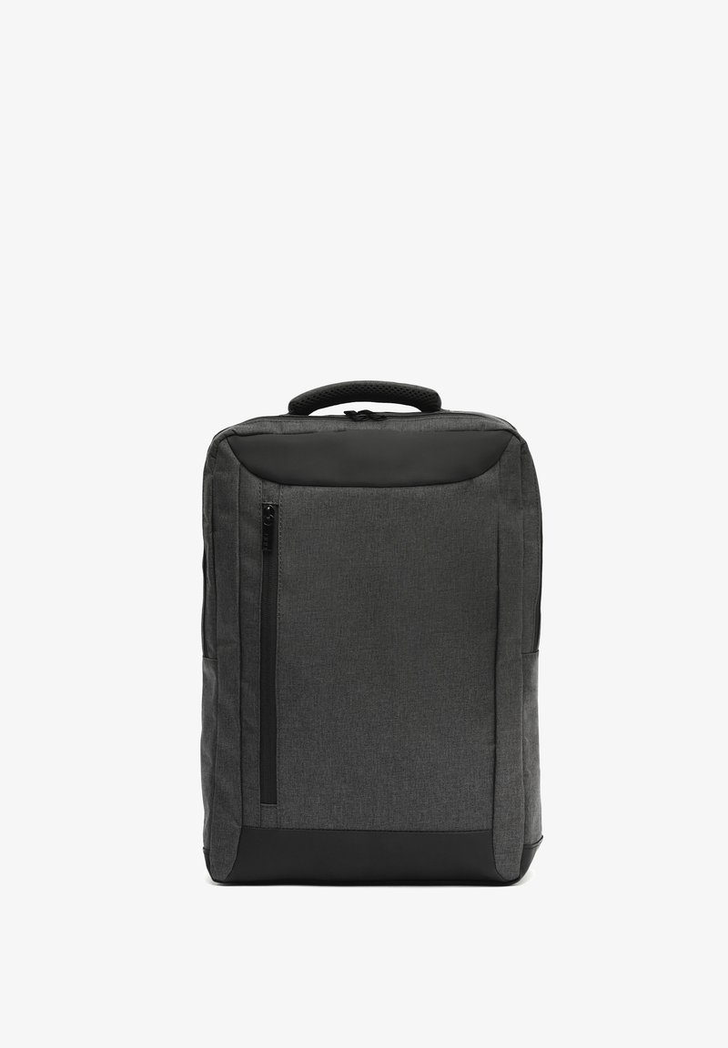 Hall mäheline seljakot, millel on tekstureeritud pind, eesmine lukuga tasku, tugev käepide ja must alumine paneel vastupidavuse ja stabiilsuse tagamiseks.