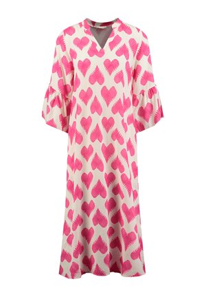 Rosa herzgemusterte Kleid aus leichtem Stoff, mit V-Ausschnitt und ausgestellt Ärmeln. Der Hintergrund ist cremfarben.