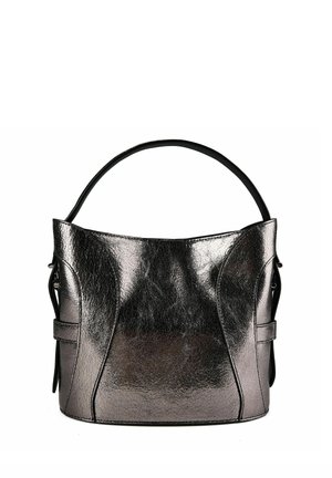 Glänzende schwarze Lederhandtasche mit gebogenem oberen Griff und dezenten gebogenen Steppnähten auf der Vorderseite und den Seiten.