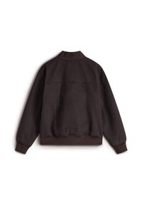Dunkelbraune Jacke mit hohem Kragen, gerippten Bündchen und Saum. Verfügt über eine glatte Textur und eine einzelne hintere Tasche mit minimalen Nähten.
