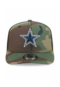 Tarnmuster-Baseballmütze mit einem blauen Stern-Logo, gefertigt aus Stoff mit strukturiertem Muster und einem gebogenen Schirm.