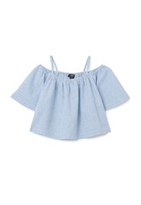 Top azzurro chiaro con scollo off-the-shoulder, maniche corte e svasate, caratterizzato da sottili righe verticali. Presenta un colletto elasticizzato e un tessuto morbido e traspirante.