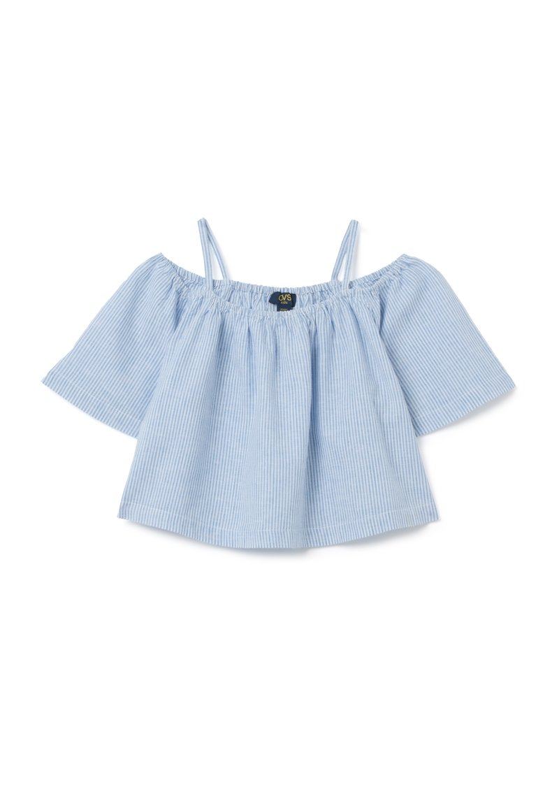 Top azzurro chiaro con scollo off-the-shoulder, maniche corte e svasate, caratterizzato da sottili righe verticali. Presenta un colletto elasticizzato e un tessuto morbido e traspirante.