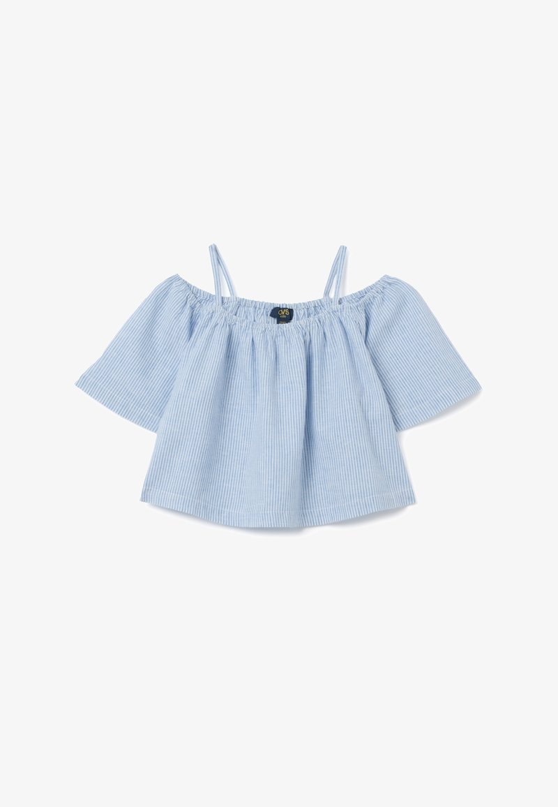 Top azzurro chiaro con scollo off-the-shoulder, maniche corte e svasate, caratterizzato da sottili righe verticali. Presenta un colletto elasticizzato e un tessuto morbido e traspirante.