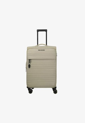 Beige harde koffer met horizontale ribbels, vier zwarte wielen met gouden rand, een handvat aan de bovenkant en een uitgeschoven zwart telescopisch handvat.