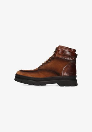 Bottines en cuir marron et daim avec une tige texturée, fermeture à lacets et une semelle en caoutchouc noire robuste. Comprend un accent brillant.