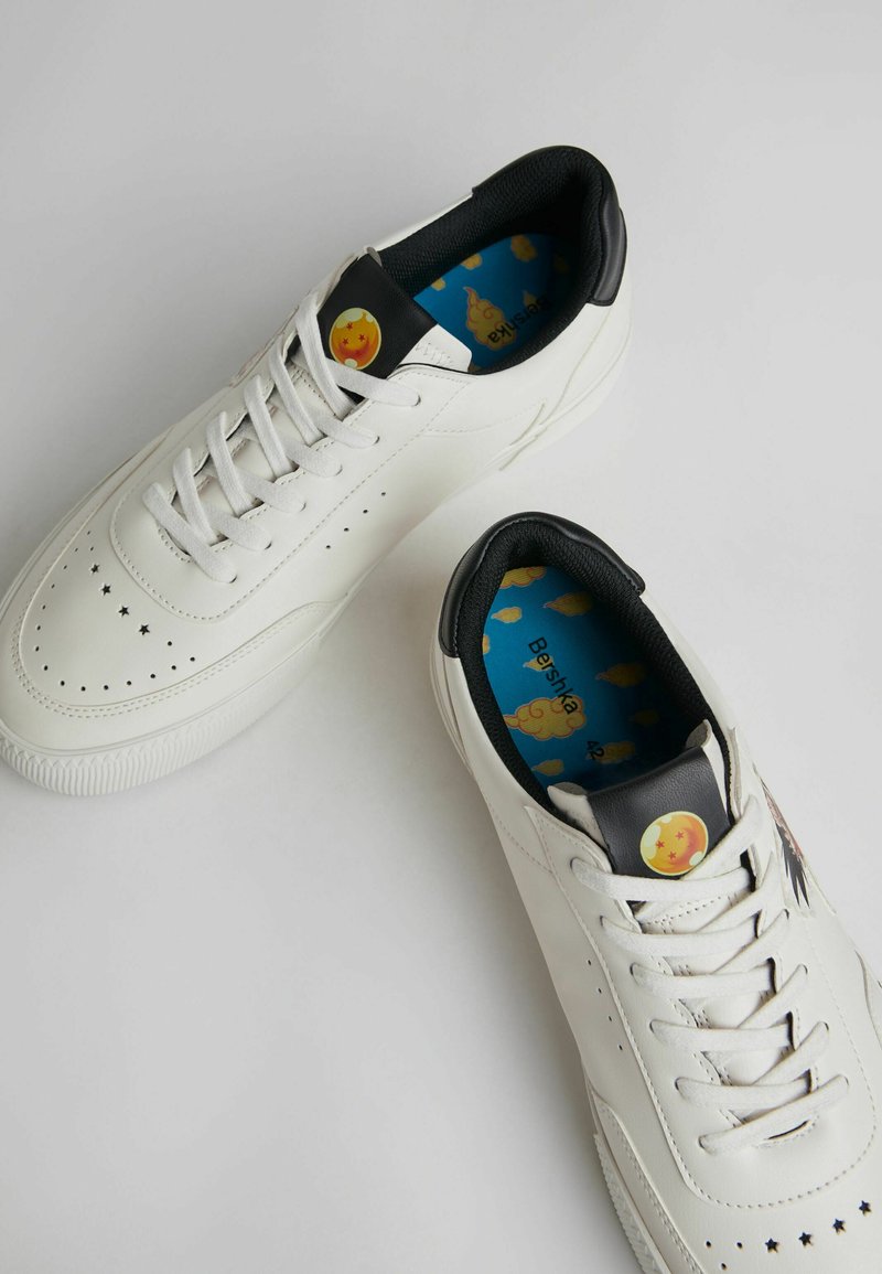 Herren Sneaker low | Bershka DRAGON BALL Sneaker low white/weiß - UA64326 Herren Sneaker low | Bershka DRAGON BALL Sneaker low white/weiß - UA64326