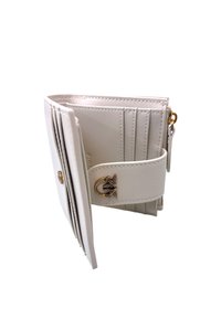 Portafoglio in pelle bianca con più slot per carte, design pieghevole e un accento in hardware color oro con motivo a forma di ape.