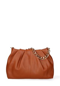 Borsa a pochette in pelle marrone con design arricciato e corta tracolla in oro su sfondo bianco.