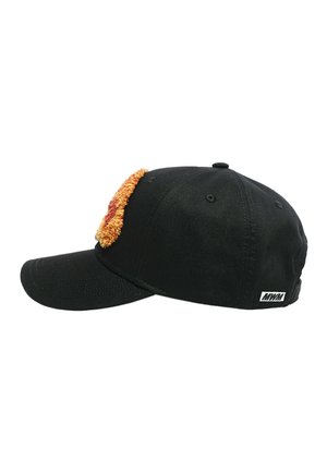 Gorra de béisbol negra con un parche texturizado naranja y amarillo en la parte frontal y una pequeña etiqueta blanca con el logo "MWM" en el lateral.