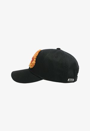 Gorra de béisbol negra con un parche texturizado naranja y amarillo en la parte frontal y una pequeña etiqueta blanca con el logo "MWM" en el lateral.