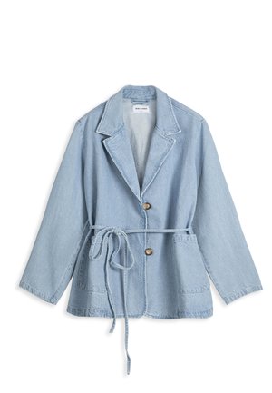 Jasnoniebieska kurtka dżinsowa z szerokim kołnierzem z klapami, dwoma guzikami z przodu, dużymi naszywanymi kieszeniami i paskiem wiązanym w talii.