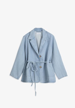 Veste en jean bleu clair avec col à larges revers, deux boutons devant, grandes poches plaquées et ceinture à nouer à la taille.