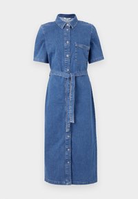 Denim srajca obleka v svetlo modri barvi s kratkimi rokavi, sprednjim zapenjanjem na gumb, žepom na prsih in usklajenim pasom okoli pasu.
