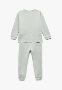 Lys grøn pyjamas sæt lavet af quiltet stof; har en langærmet bluse med en rund halsudskæring og matchende bukser med elastisk liv.