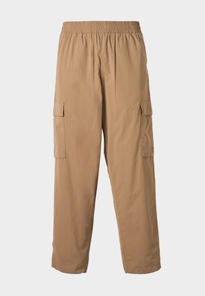 Beige cargo nadrág, elasztikus derékkal, több oldalsó zsebbel és könnyű, sima anyaggal. Egyenes szabású dizájn.
