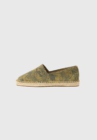 Espadrile cu model floral verde, cu un superior din pânză, vârf rotund și talpă din sfoară de jută. Design minimalist, structură plată, stil casual.