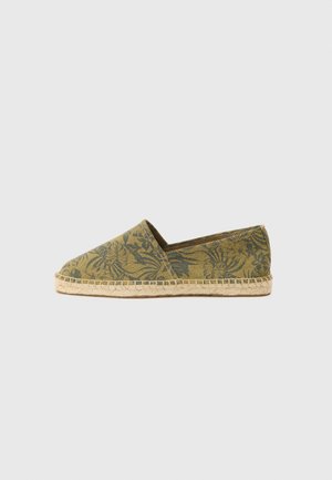 Roheline lilleline espadrill, millel on kangast ülemine osa, ümar varvas ja juutköitest tallad. Minimalistlik disain, tasane struktuur, igapäevane stiil.