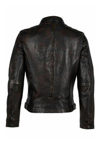 Braune Lederjacke mit taillierter Passform. Sie verfügt über einen Stehkragen, lange Ärmel und Nähdetails. Glatte Textur mit einem leicht abgenutzten Aussehen.