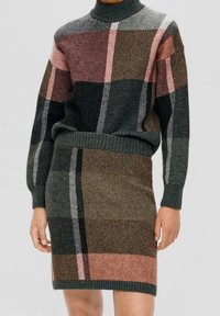 Stickad tröja och kjolset med en färgblockdesign som har stora rutmönster i grått, rosa, brunt och svart, avslutat med ribbade kanter.