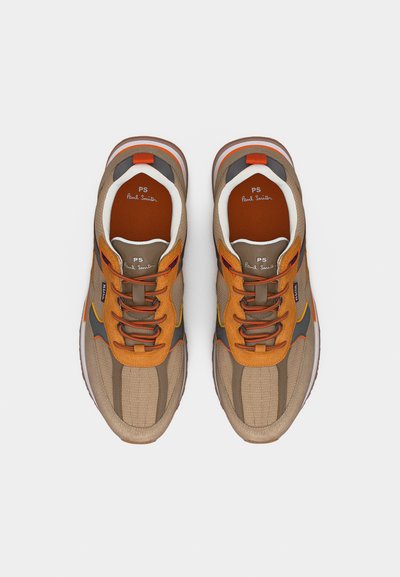 Ζευγάρι μπεζ και πορτοκαλί αθλητικά παπούτσια Paul Smith με κορδόνια, λευκή εσωτερική επένδυση και λαστιχένιες σόλες, σε θέα από πάνω.