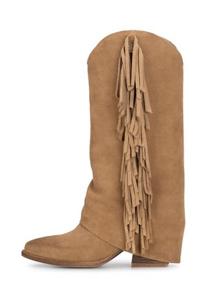 Botte en daim marron avec une tige haute à franges et un bout légèrement pointu. Comprend un talon empilé et une finition lisse.