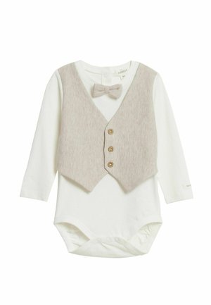 Baby weißer Langarm-Body mit beiger Stoffweste, drei Knöpfen und passender Fliege, die am Halsansatz angenäht ist.